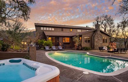 3.5-Acre 5BDR Rereat w Views Pool Hot Tub Fire Pit Gable by AvantStay - Foto 1