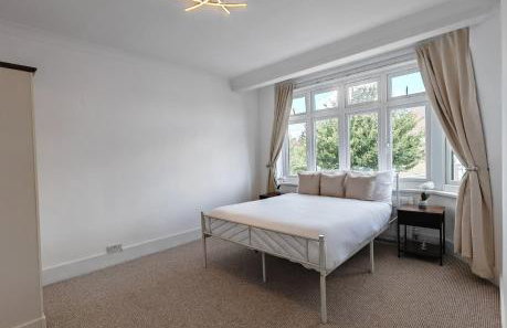 4 Bedroom 2 Bathroom House - Free parking - Foto 5