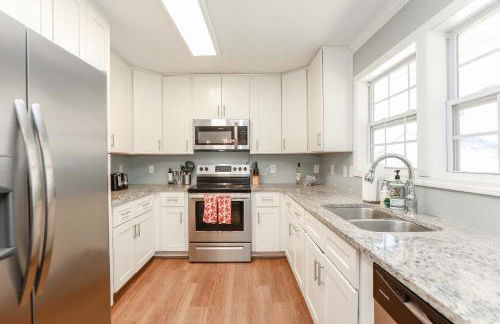 Sojourn Spacious Family Retreat with Fenced Backyard - Foto 11