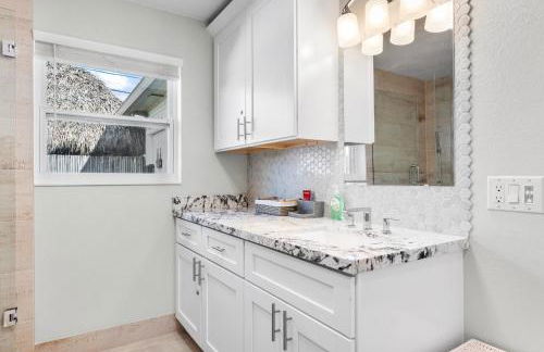 Boho Tiki Villa w Heated Saltwater Pool, King Beds & 6TVs - Photo 35