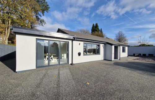 Modern & Spacious 5 Bedroom Bungalow with Parking Near Brecon Beacons & Bike Park Wales - Photo 7