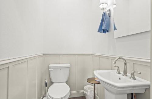 Brick Beauty Downtown, 3BR, Fenced Yard, Garage! - Foto 17