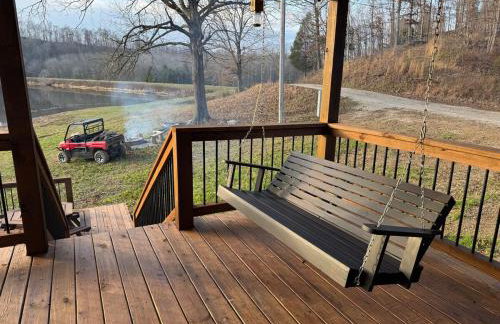 New, modern cabin with private lake and hiking - Foto 8