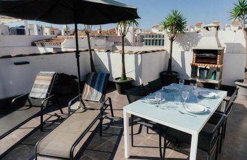 Stunning 2 bedroom apartment with Pool View - Photo 5