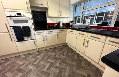 Kennedy Villa - 5 Bedroom House with Hot Tub, WiFi, Free parkings, Close to Bicester Village - Foto 11