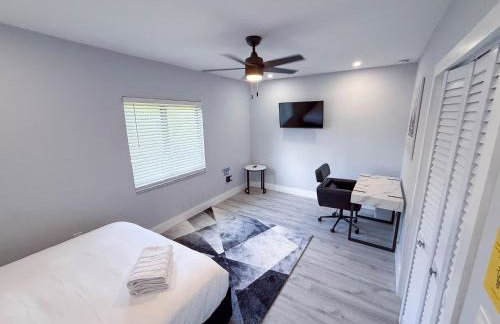 The LuxeLanding MIA- Swimming pool, Oasis Lounge, Mini Golf, BBQ and Hibachi Grill , and Outdoor Games - Photo 28