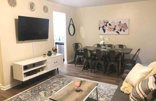 * Radiant Retreat * King Bed * Long Term Stays * - Foto 1