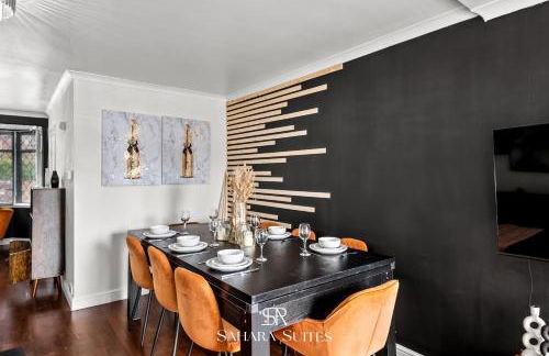 Spacious 6BR - City Hub & Parking - Sleeps 13 - Photo 2