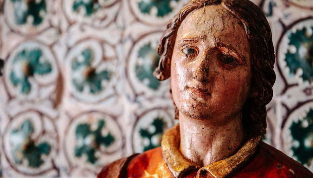 Detalhe de uma das estátuas do palácio