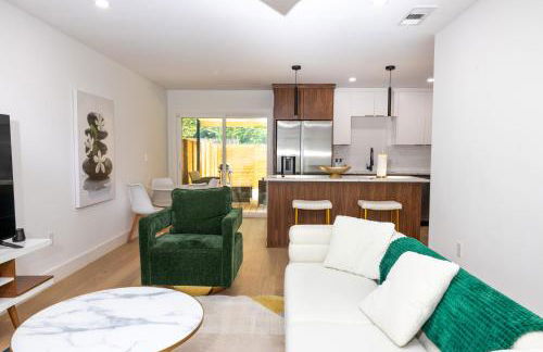 Luxe Retreat, Modern Gem with Private Backyard Oasis - Foto 11