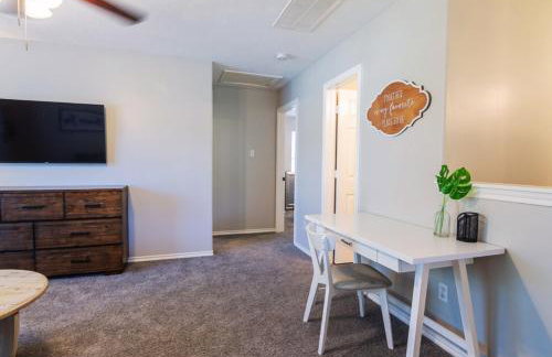 Cozy & Modern 5BR Smart Home with Yard and BBQ - Foto 39