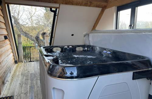 Upper Gelli Luxury Holiday Lodge, Converted Dairy & Cosy Shepherds Huts - Photo 11