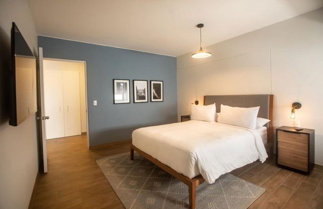 w Elegant 2BR in the Heart of Miraflores - Photo 7