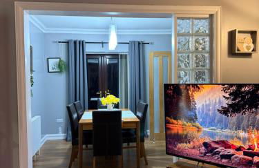 Stunning 2 Bedroom Bungalow - Free Parking - Convenient Location - Foto 13