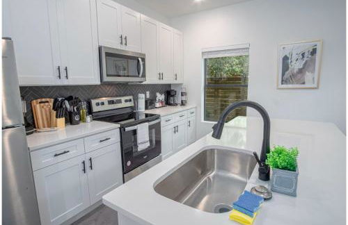 Gorgeous 3 BR 2 BA Near Amazing Downtown - Photo 18