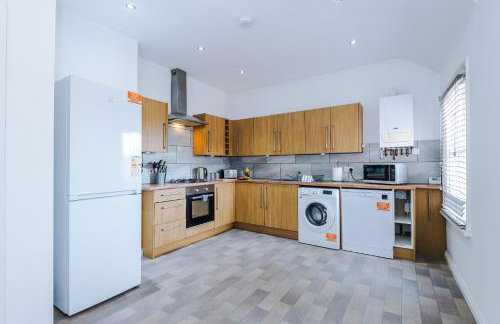 Modern 3 Bedroom House Perfect for Short and Long Stays - Foto 24