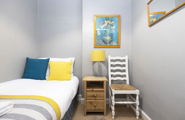 JOIVY 3-Bed Meadows Flat Near Castle & Royal Mile - Photo 2