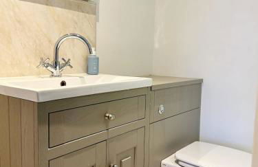 Rosebank House - 12 Guests, 6 Ensuite Bedrooms, EV point, Games Rooms, Wood Burner, Pet Friendly! - Photo 49