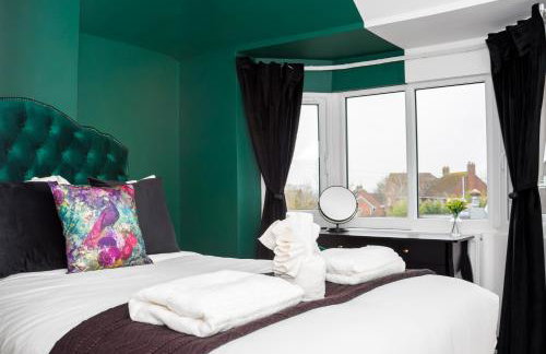 6 BR 3 Bath Spacious Tudor House & Free Parking - Foto 54