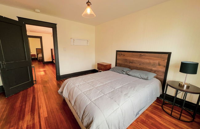 The Pub with Private Yard & Parking, Near the Falls & Casino by Niagara Hospitality - Foto 19