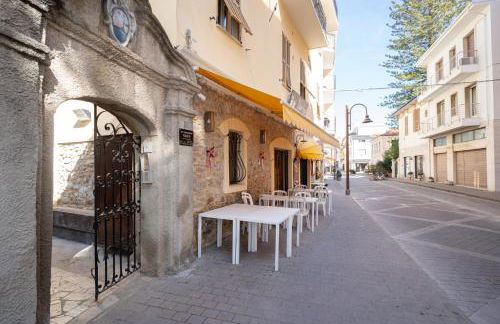 A step from the Beach - Roomy Apt with Sea Glimpse - Foto 22