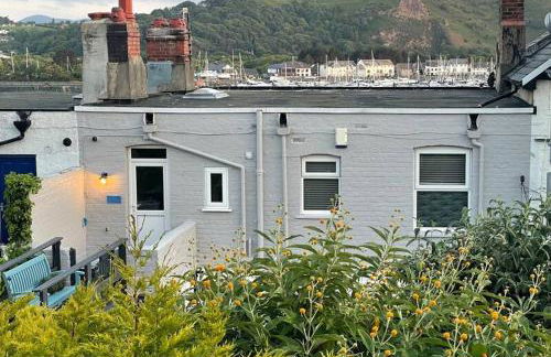 Beautiful 2 bedroom apartment with estuary views - Photo 9