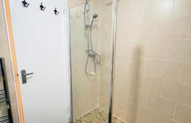 20% Monthly stays - 3 bedrooms @ Homevy Leeds - Foto 6