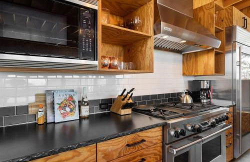 Luxury Riverfront Retreat - 6 Cabins - Private Pool - Photo 31