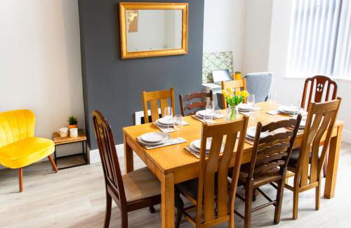 4 Bedrooms Spacious House With 2 Bathrooms Free Parking - sleeps up to 10 guests - Foto 12