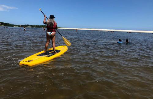 Fabuloso flat 241, Amarílis, Riviera de São Lourenço 3 Piscinas climatizadas carregador veiculo eletrico 2 quartos sendo uma suíte internet 500mb Adega, cozinha equipada completa, serviço de praia fim de semana limpeza trocas de toalhas, - Foto 47