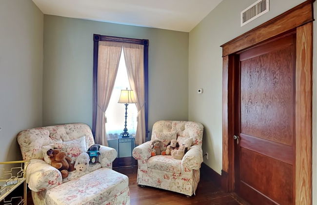 Historic Elegance - Photo 13