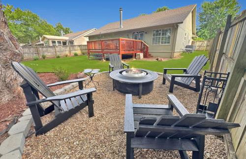 Relaxing Backyard with Fire Pit and Near Parks - Foto 2