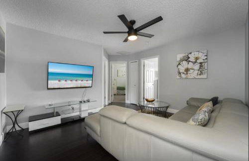 Fully Refurbished Vacation Home with South Facing Pool and Spa with Lake View in Quiet Community Nr Disney - Foto 19