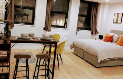 Market Haven Kingsize Studios Town Centre with Netflix, Business & Leisure travellers, multiple units available - Photo 4