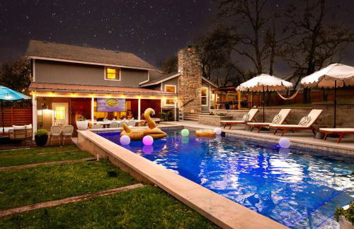 Lux 5BR gem with Heated Pool, SPA, and Outdoor Movie Theater - Foto 34