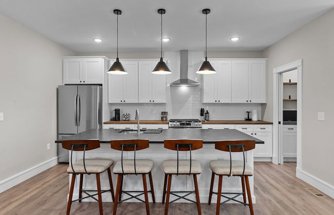 Bright Urban Comfort | JZ Vacation Rentals - Photo 23