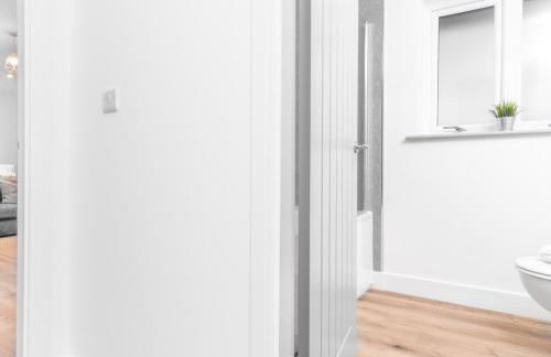 Modern Two Bed Apartment - Balcony & Parking - Netflix 8MC - Foto 31