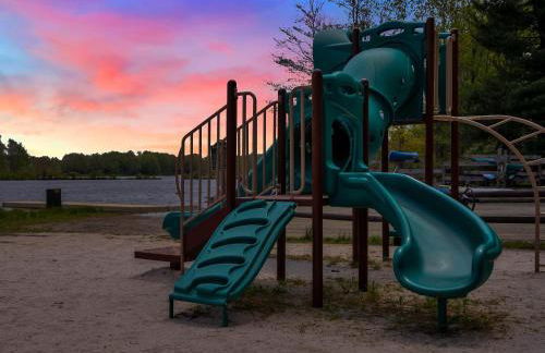 Pocono Hideout Family Home with Hot Tub Deck Sunroom Pool Big Bass Lake Larsen Lake Gouldsboro Clifton Township - Foto 46