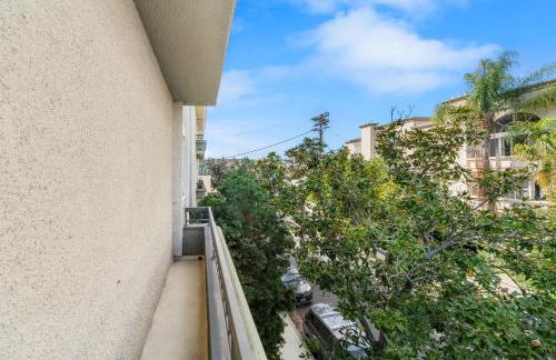 Beverly Hills Glamour Oasis 2 BR Apt with Parking 304 - Photo 13