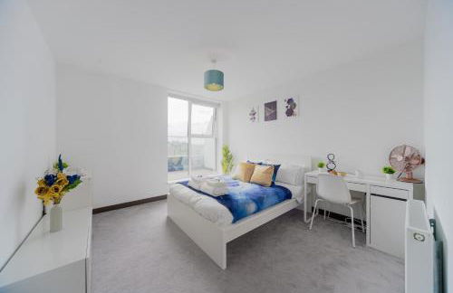 Step Free 2 Bed 2 bath Oasis FlatIClose to David Lloyd Gym with Fully Equipped Kitchen& Parking in DartfordIMins from station and 45 mins into Central London - Photo 7