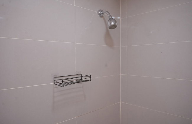 Convenient Studio Apartment At B Residence - Foto 11