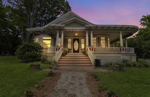 Mountain View Victorian with Convenient Location and Lots of Space tp Play farmhouse - Foto 42
