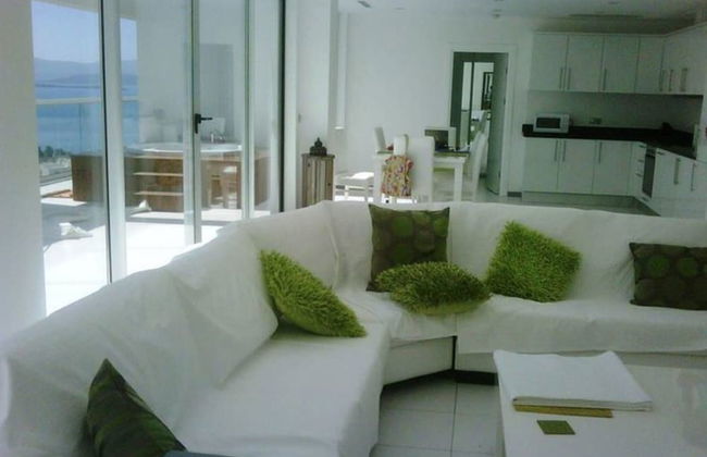 2 Bed Penthouse Apartment With Stunning Sea View - Photo 13
