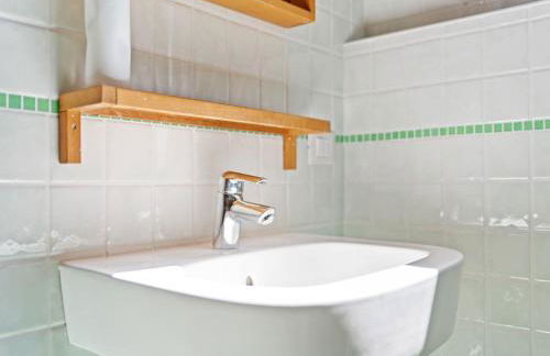 Tranquil Village Stay with Fireplace - Photo 35