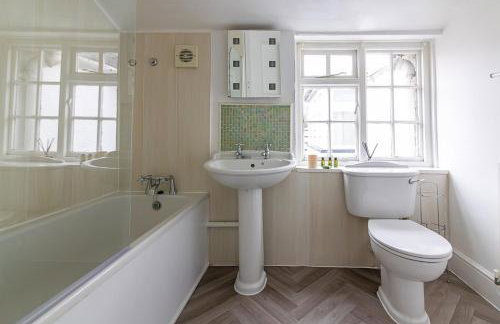 8 Bedroom House in Barwell Sleeps 15 with Parking - Foto 32