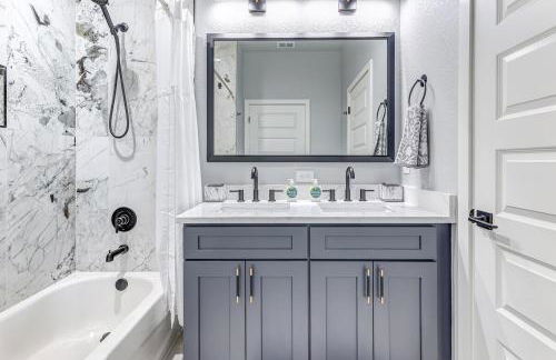 Chic & Spacious 4 Bedroom 3 Full Bathrooms Retreat in West Tampa and Pvt Backyard - Foto 56