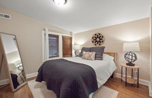 Cheerful 5-bedroom w/Screened Patio, Sleeps 10 in the heart of Fremont! - Foto 10