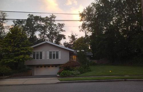 Cozy 4BR 3BA Home- Train to NYC, USOpen, CitiField Mets, MSG, Walk to Harbor & Golf - Photo 16