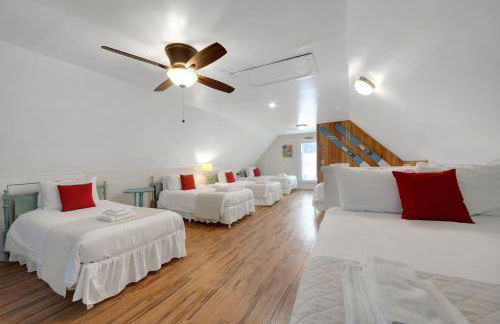 Main House - 3 Story 5 Bed 3 Bath Private Deck Courtyard Pet Friendly fee applies - Photo 23