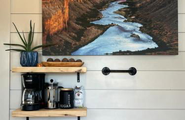 Access Zion & Bryce! Tiny Home with Rooftop Deck and Hot Tub - Foto 12